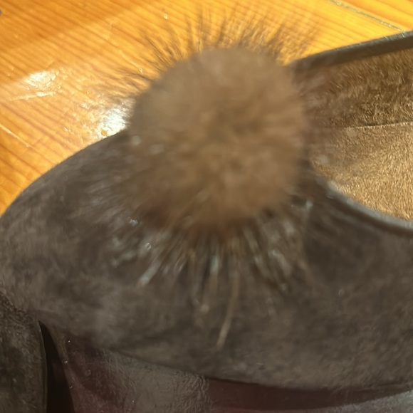 Genuine suede leather low heels pumps with mink embellishment. Japan Size 24 - Picture 7 of 7